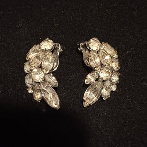 Weiss Rhinestones Leaves Floral Design Earrings